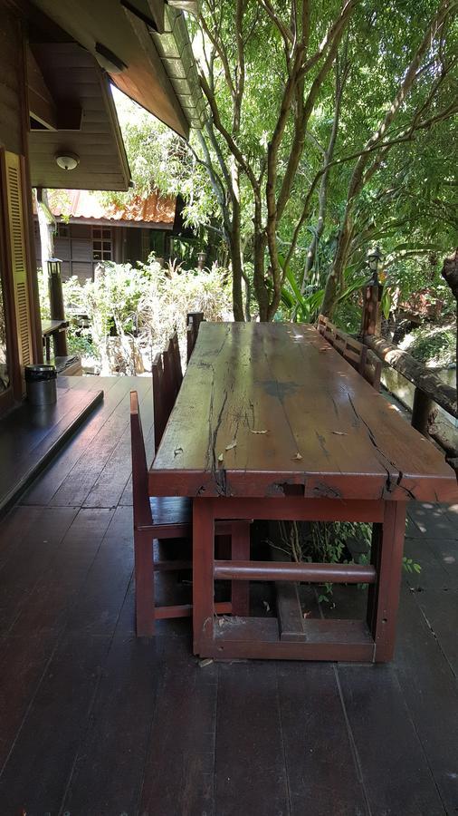Ruean Mai Chai Khlong Ампхава Экстерьер фото