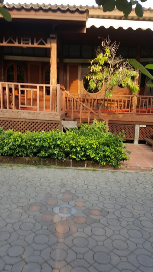 Ruean Mai Chai Khlong Ампхава Экстерьер фото