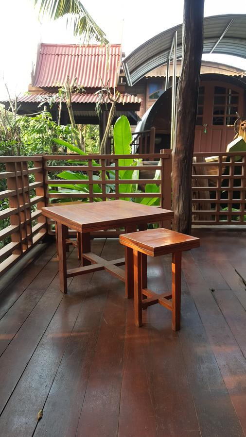 Ruean Mai Chai Khlong Ампхава Экстерьер фото