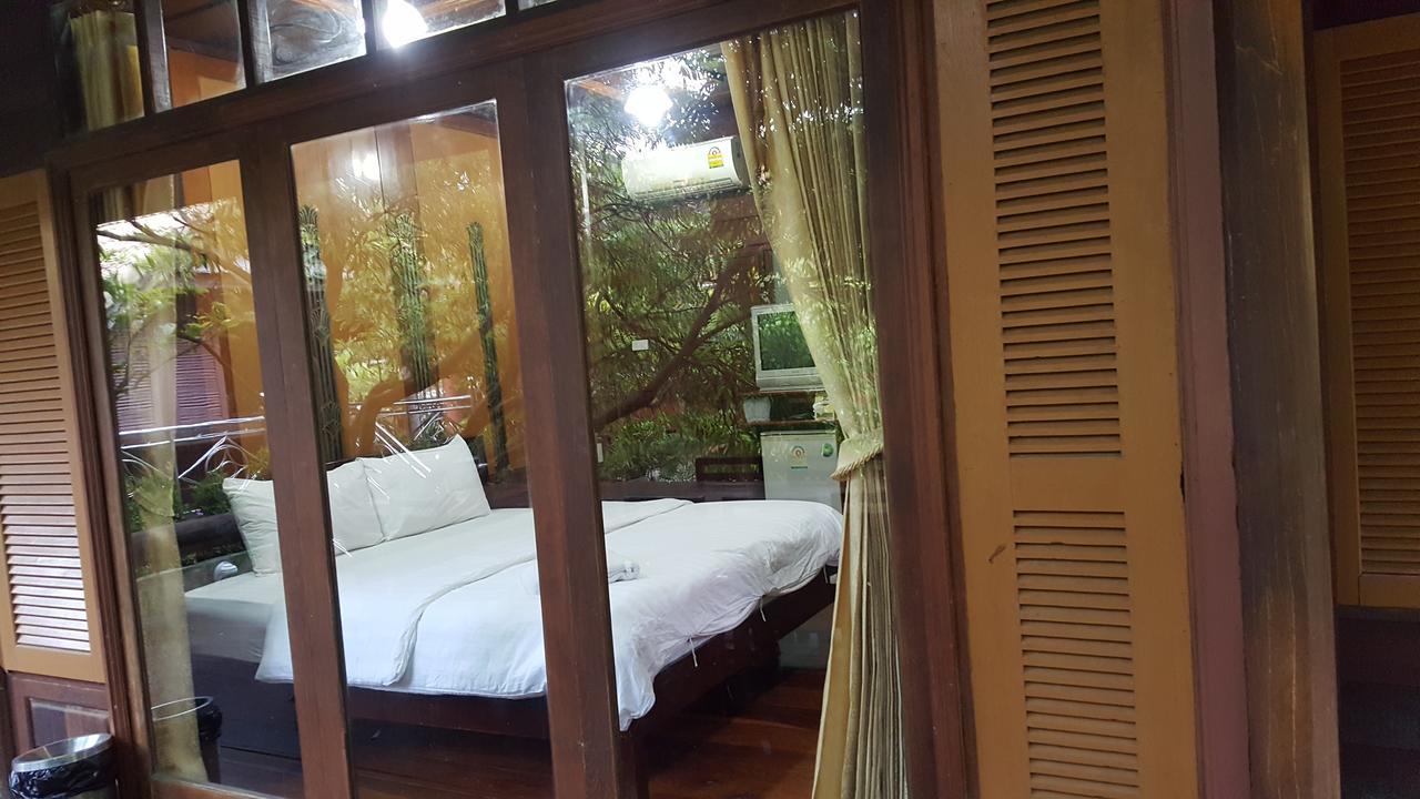 Ruean Mai Chai Khlong Ампхава Экстерьер фото