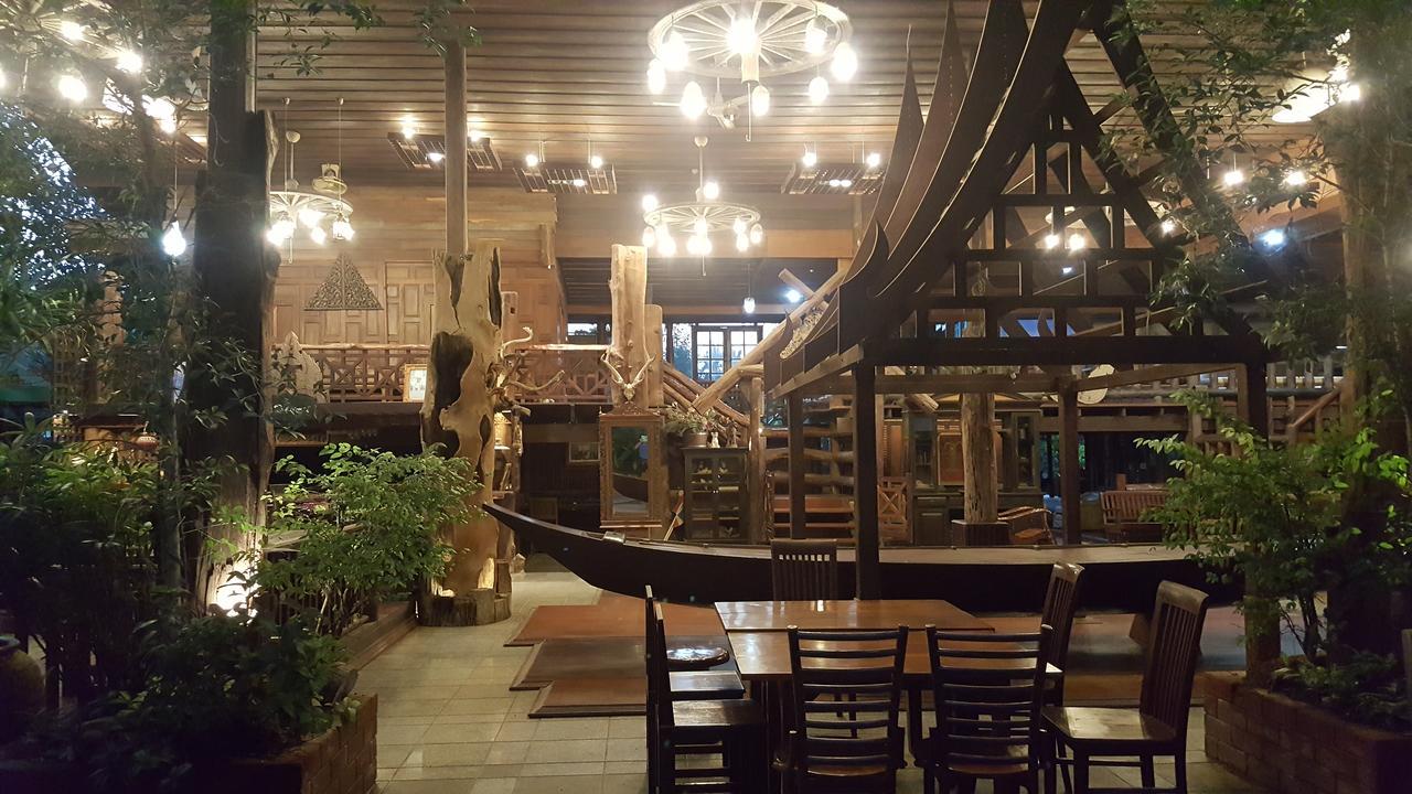 Ruean Mai Chai Khlong Ампхава Экстерьер фото